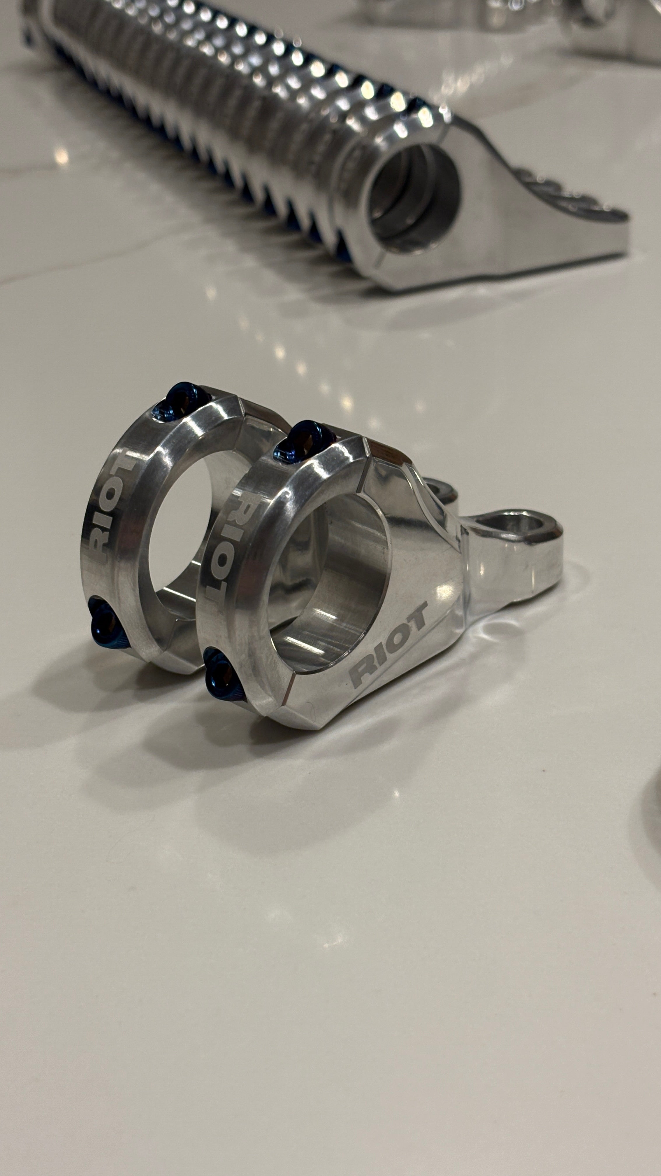 Riot Direct Stem 31.8mm V2 (FREE TITANIUM STYLE BOLTS)